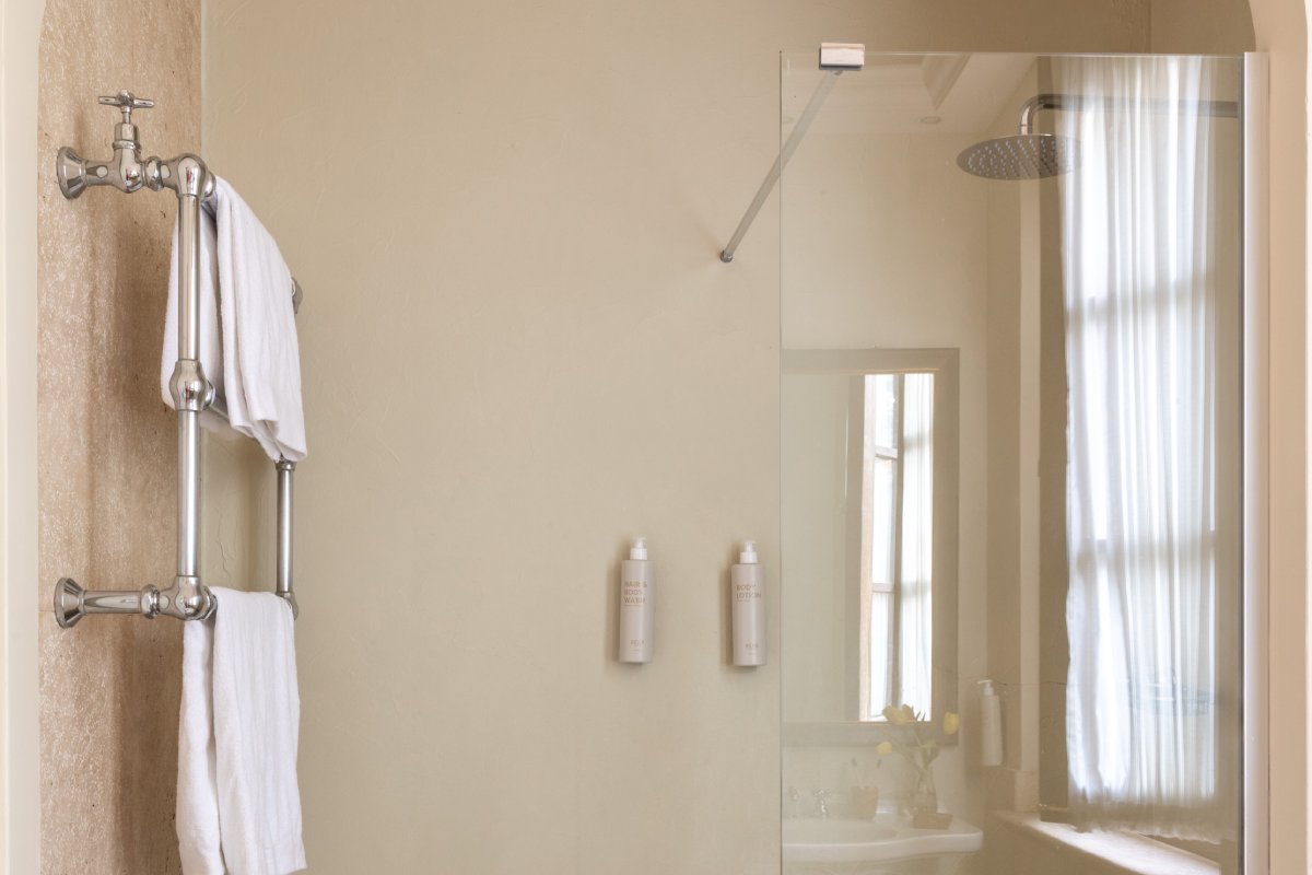 Deluxe room bathroom with spacious walk-in shower and refined finishes in Tuscan hospitality style - La Collegiata, BZAR hotels in Tuscany