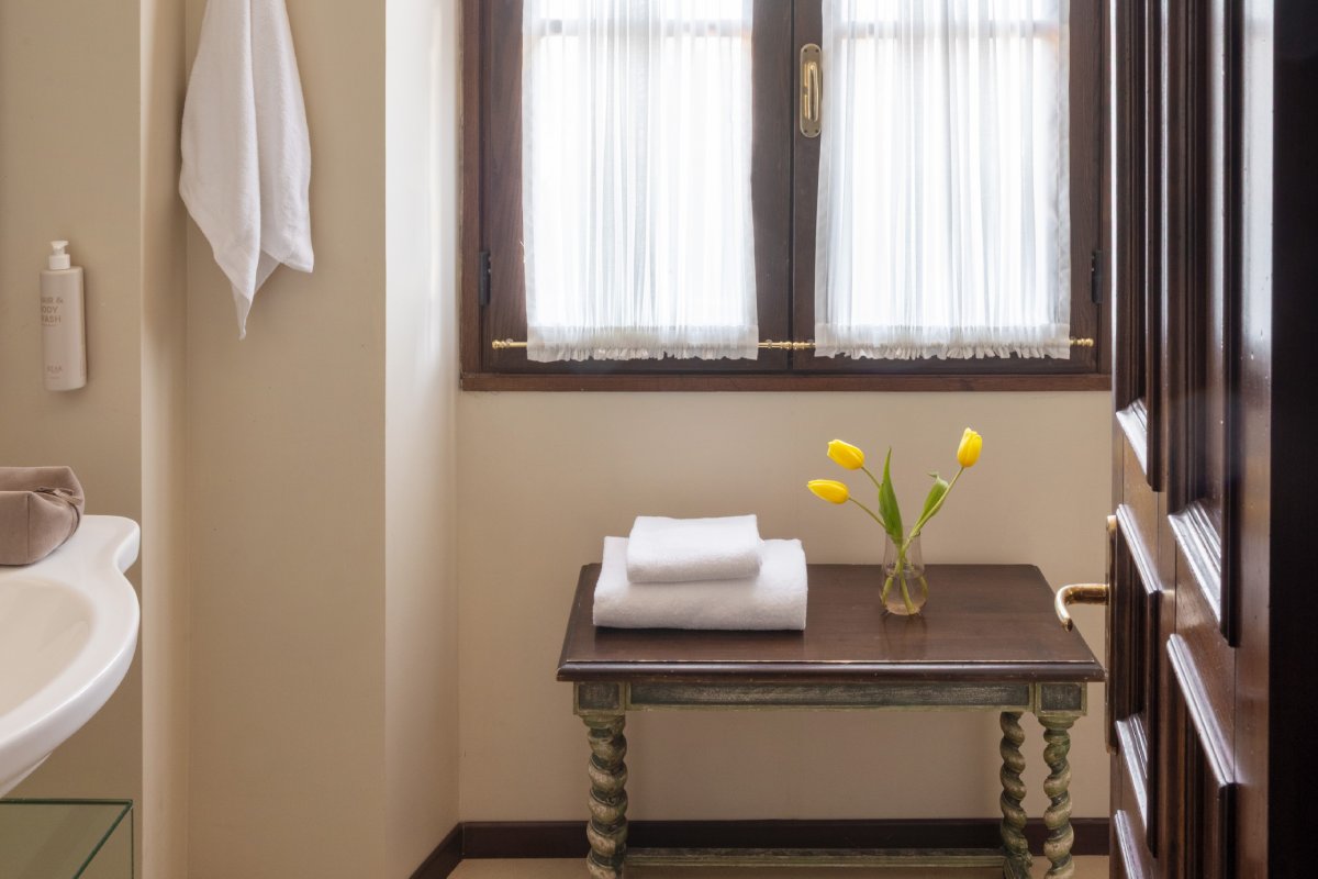 Deluxe room bathroom with window, courtesy set and bright details in elegant Tuscan style - La Collegiata, BZAR hotels in Tuscany