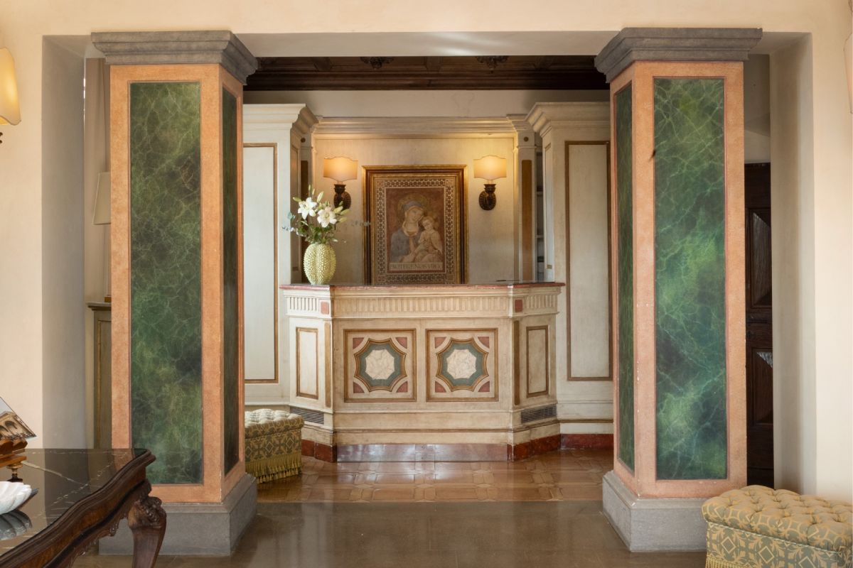 Elegant reception with classic furnishings, decorative columns and artistic details in a historic Tuscan residence - La Collegiata, BZAR hotels in Tuscany