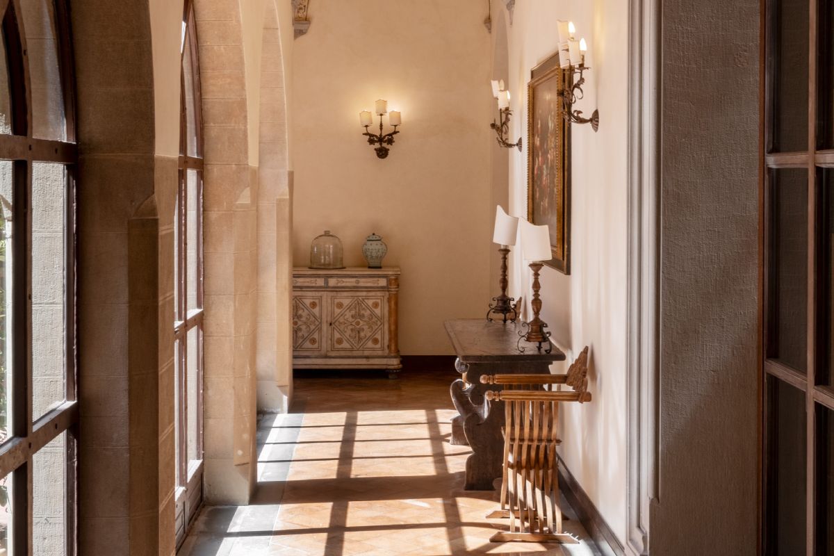 Bright corridor with arches, classic furnishings and natural light in a historic Tuscan setting near San Gimignano - La Collegiata, BZAR hotels in Tuscany