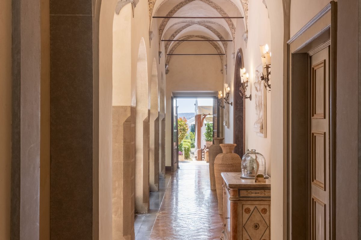 Interior loggia with decorated ceilings and garden view, elegant atmosphere in a Tuscan historic residence in San Gimignano - La Collegiata, BZAR hotels in Tuscany