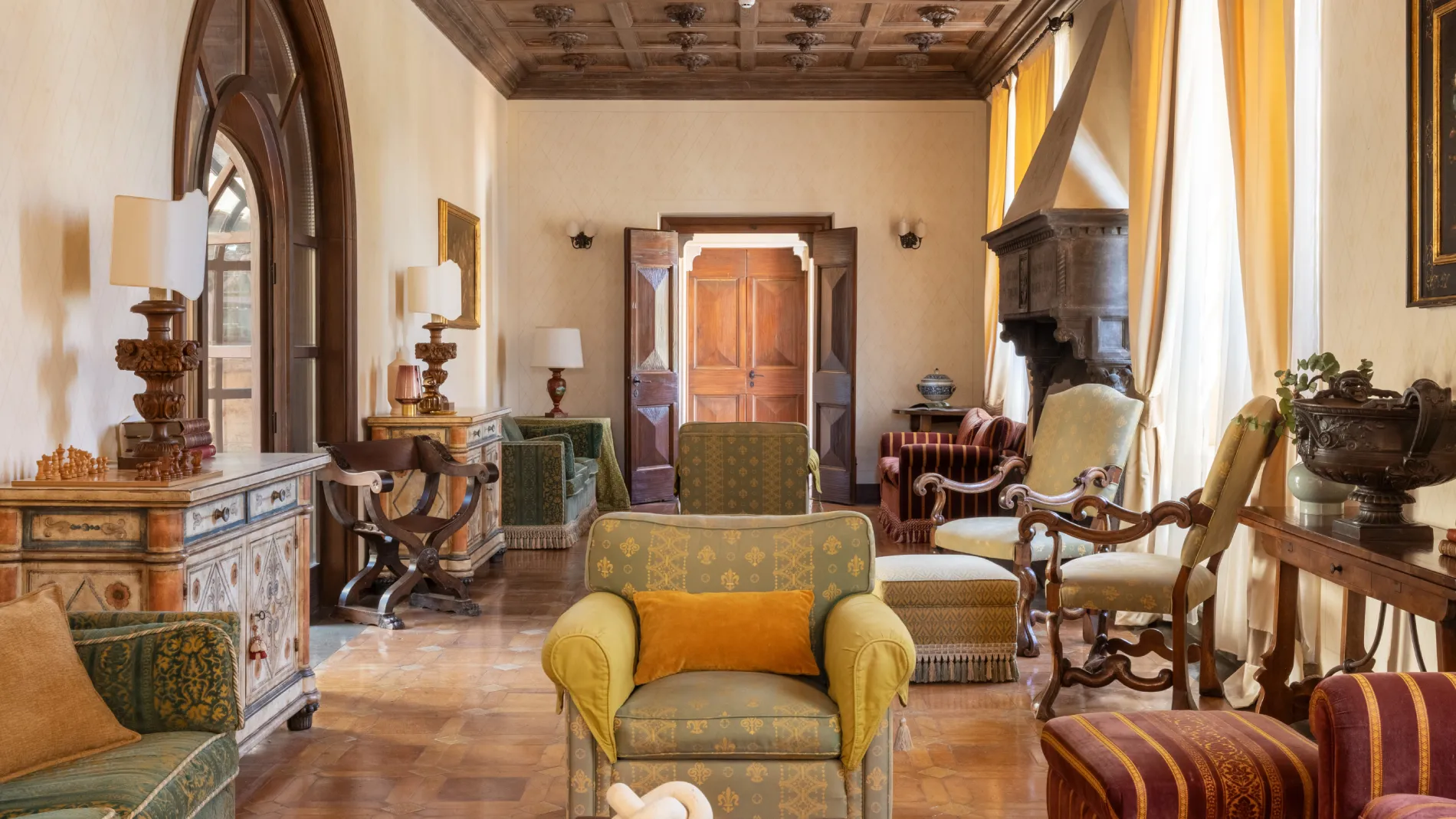Grand hall with monumental fireplace, historic furnishings and decorated ceiling in a Tuscan retreat - La Collegiata, BZAR hotels in Tuscany