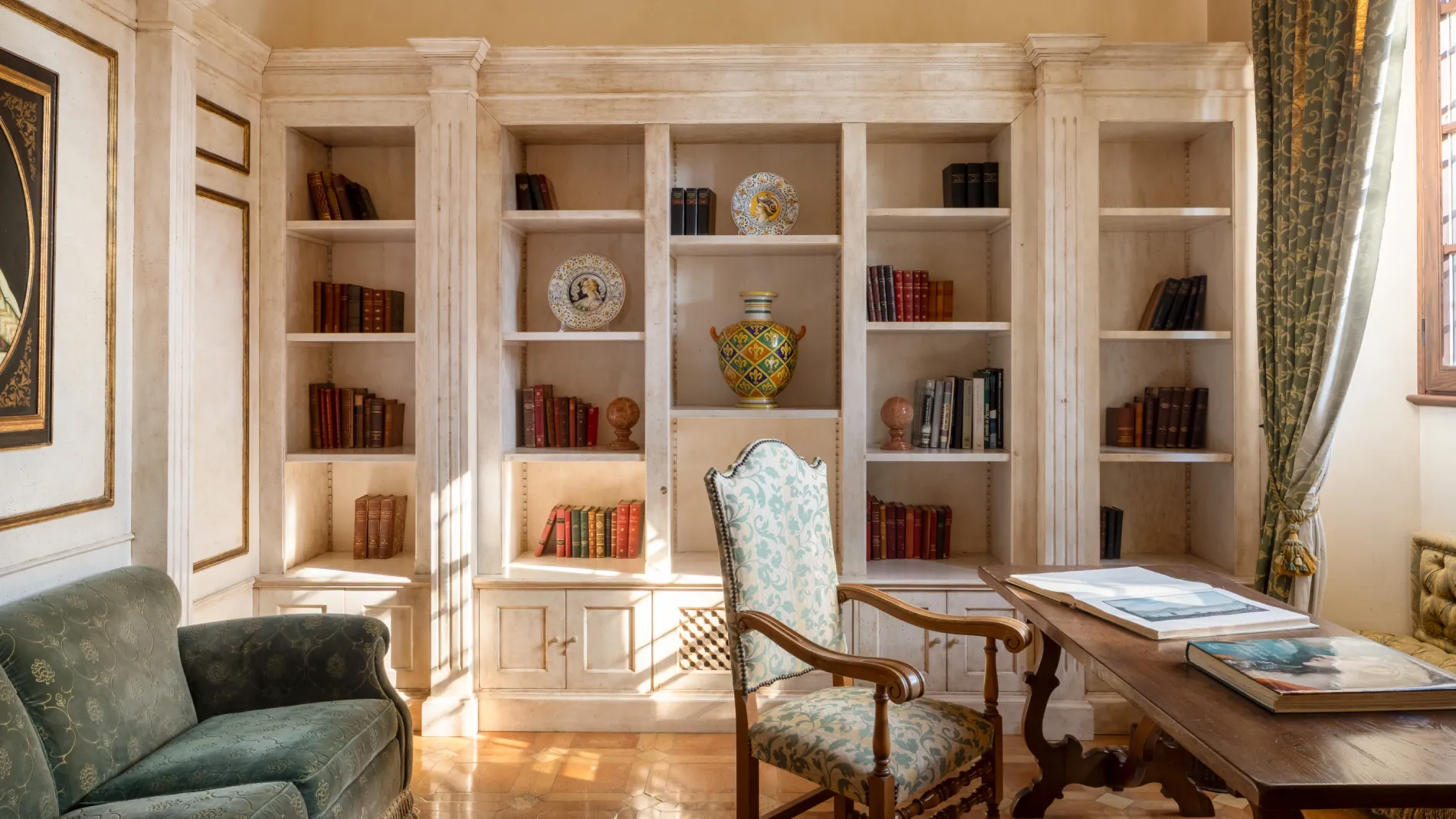 Study with classic bookcase, wooden desk and natural light in an elegant Tuscan residence - La Collegiata, BZAR hotels in Tuscany