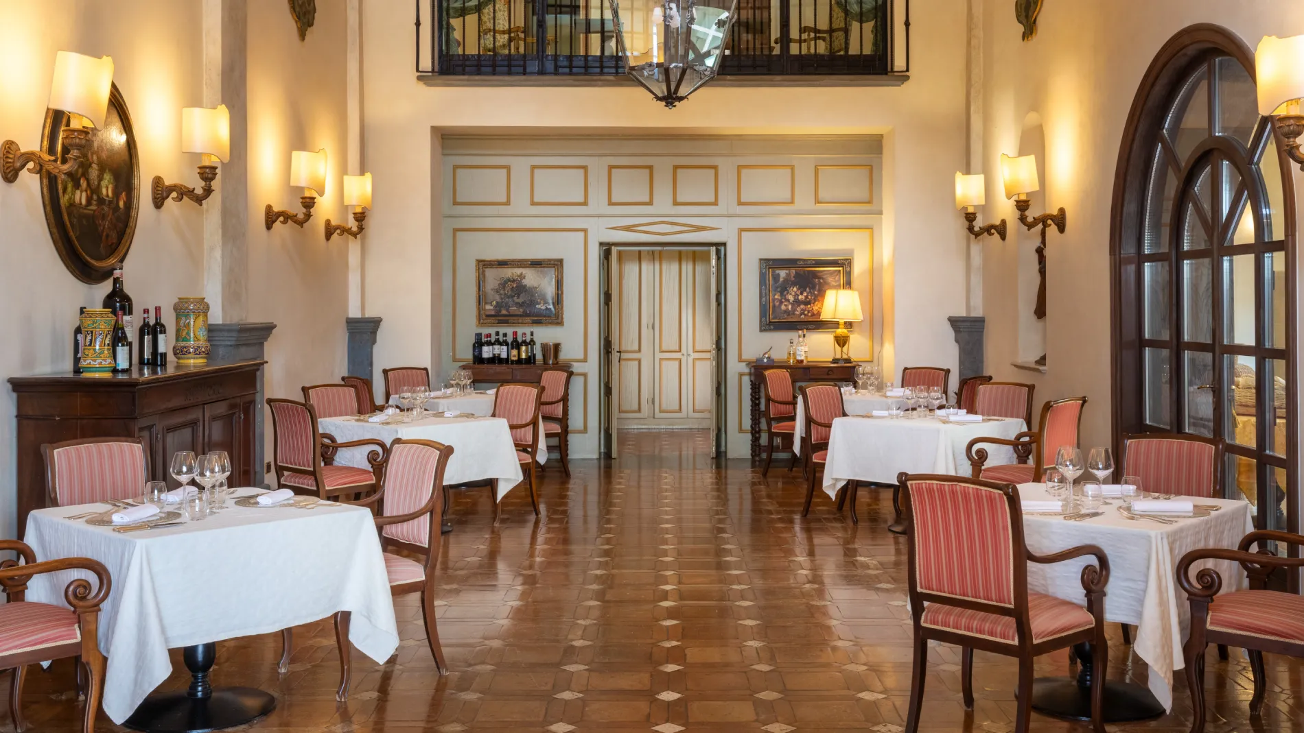 Elegant restaurant with dressed tables and refined ambiance for a gourmet stay in Tuscany - La Collegiata, BZAR hotels in Tuscany