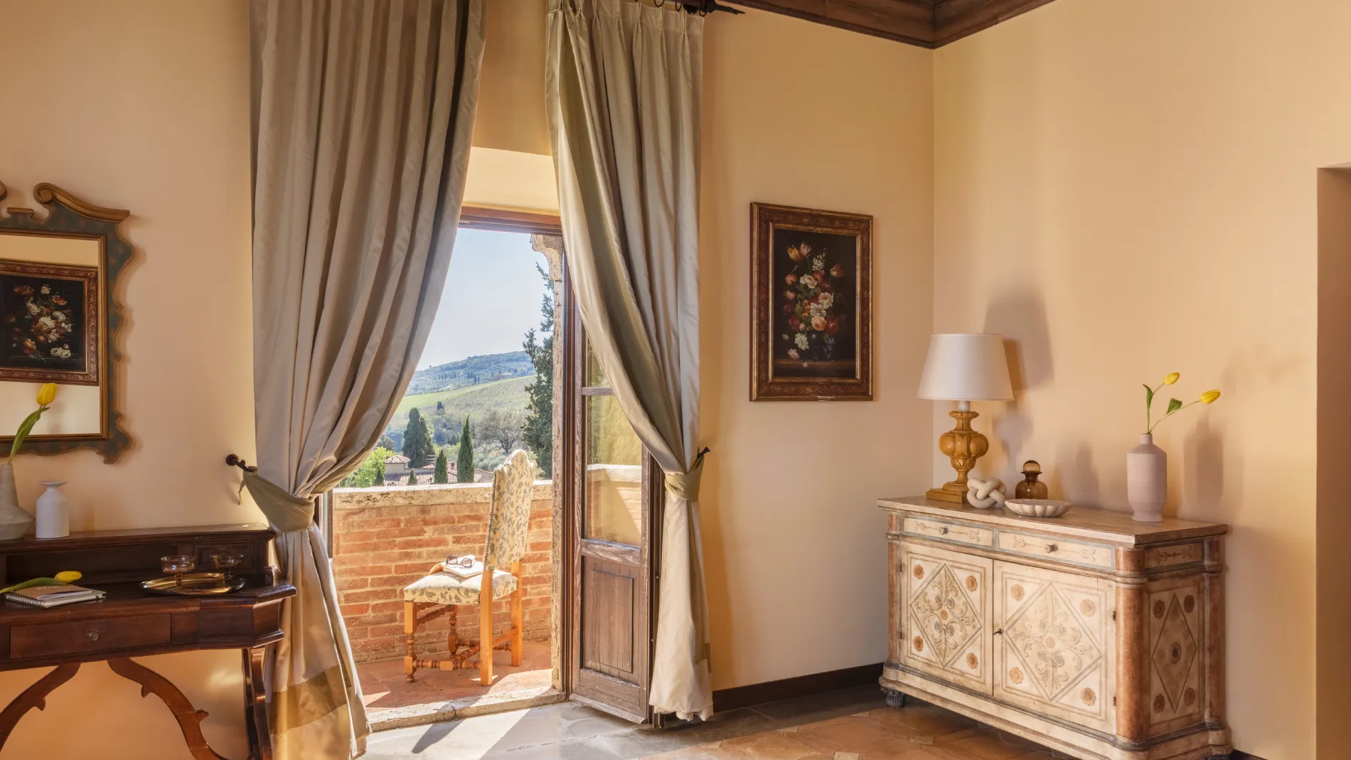 Refined interior with private terrace and views over the Tuscan hills near San Gimignano - La Collegiata, BZAR hotels in Tuscany