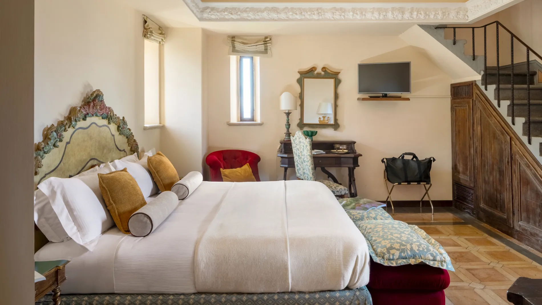 La Torre Master Suite with double bed, internal staircase and period details in elegant Tuscan style - La Collegiata, BZAR hotels in Tuscany