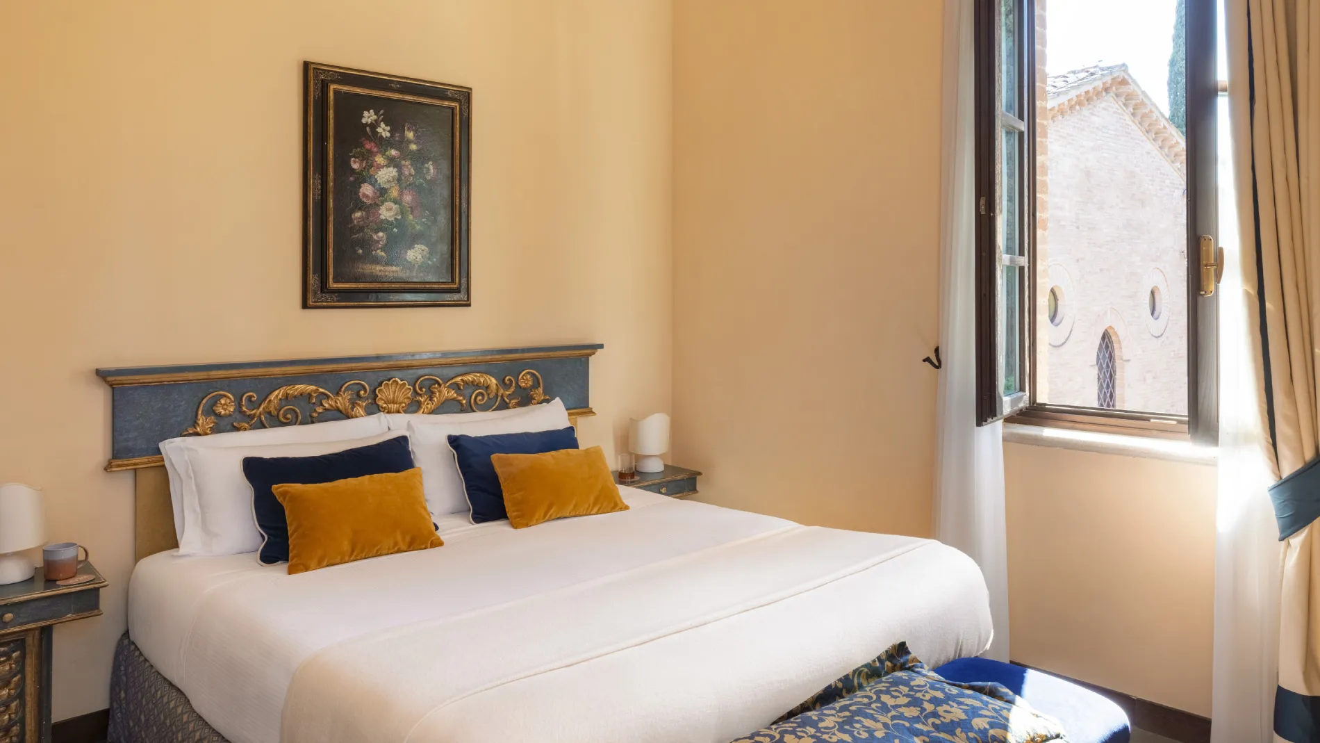 Room with double bed and views of the estate’s historic chapel in an authentic Tuscan atmosphere - La Collegiata, BZAR hotels in Tuscany
