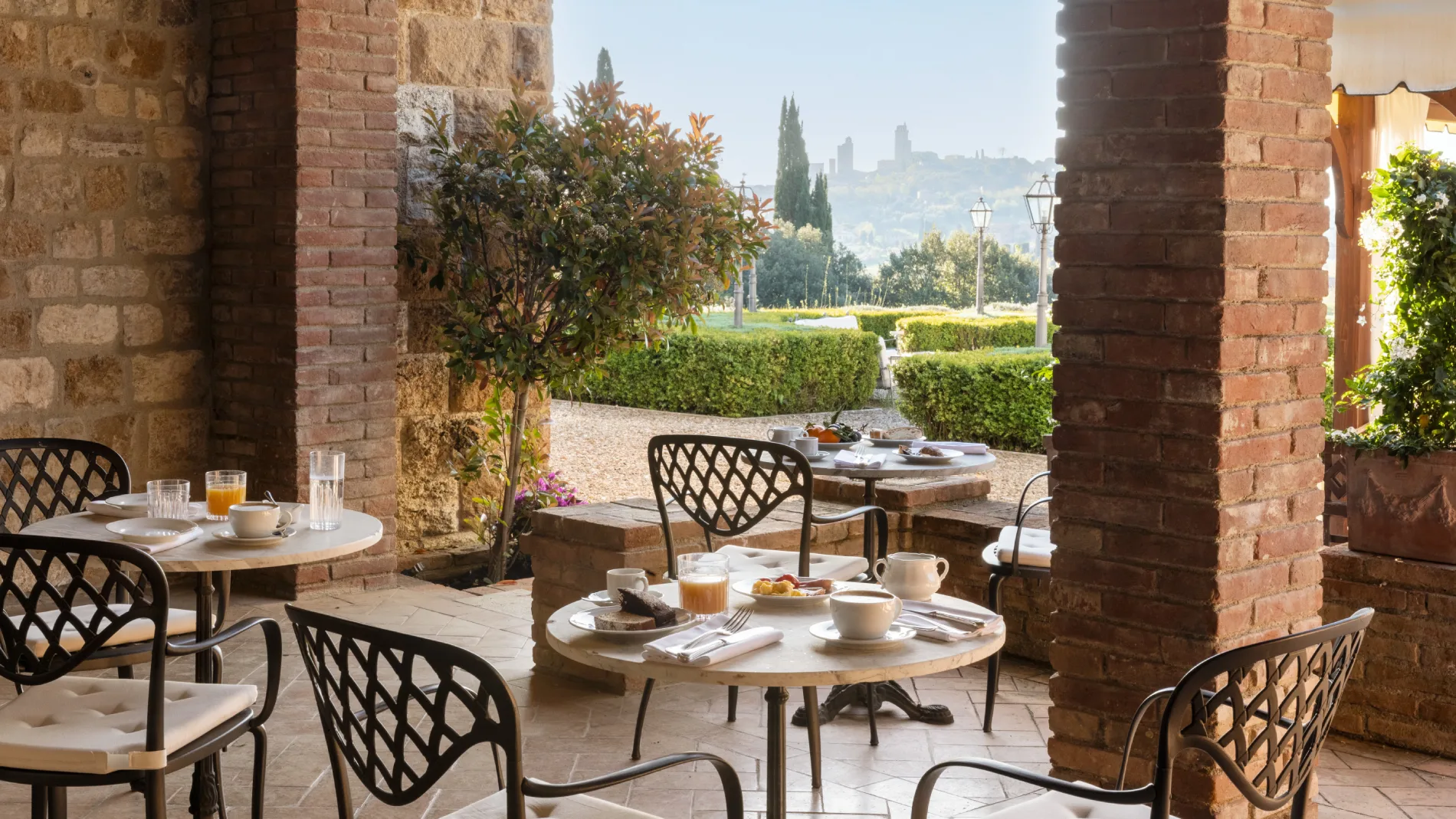 Breakfast on the terrace among brick arches with panoramic views over the hills of San Gimignano - La Collegiata, BZAR hotels in Tuscany