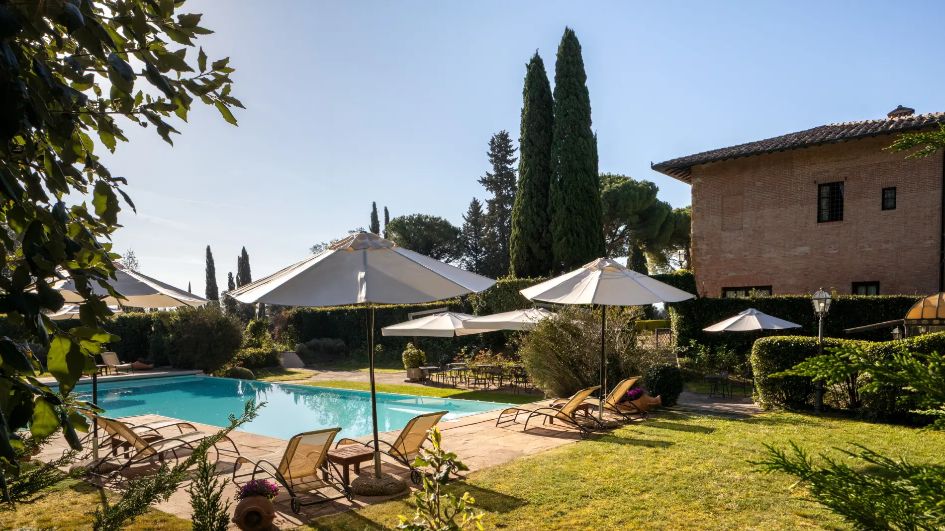 Panoramic pool with sun loungers, parasols and manicured garden in the Tuscan countryside - La Collegiata, BZAR hotels in Tuscany