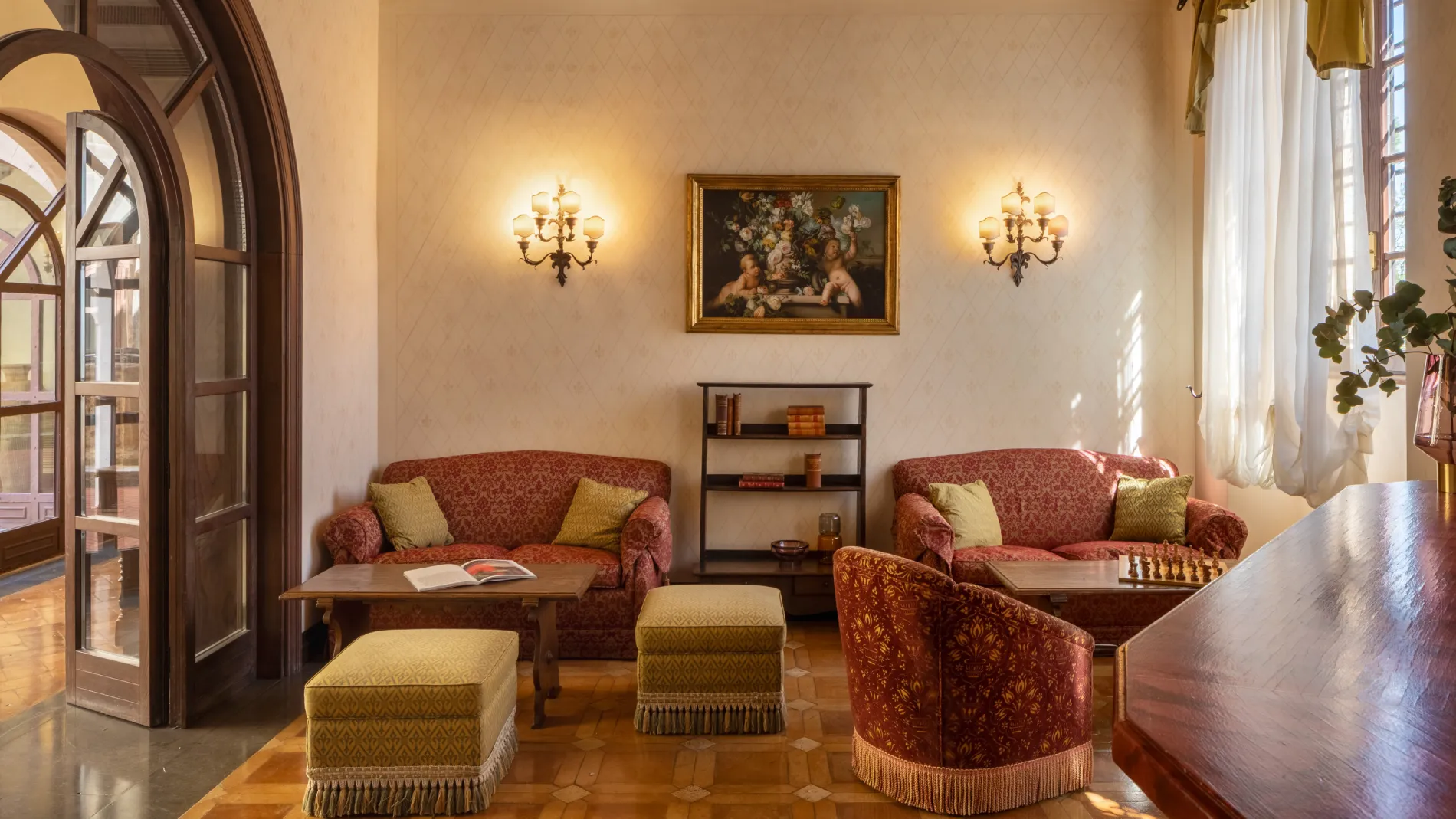 Elegant lounge with classic sofas, natural light and period details in a historic Tuscan villa - La Collegiata, BZAR hotels in Tuscany