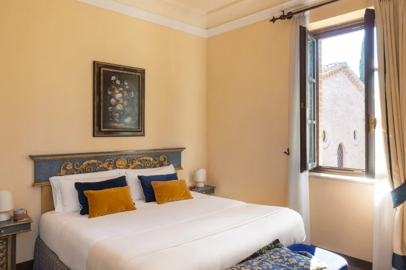 Camera deluxe con letto matrimoniale, testiera decorata e vista sulla storica architettura vicino San Gimignano - La Collegiata, BZAR hotels in Toscana