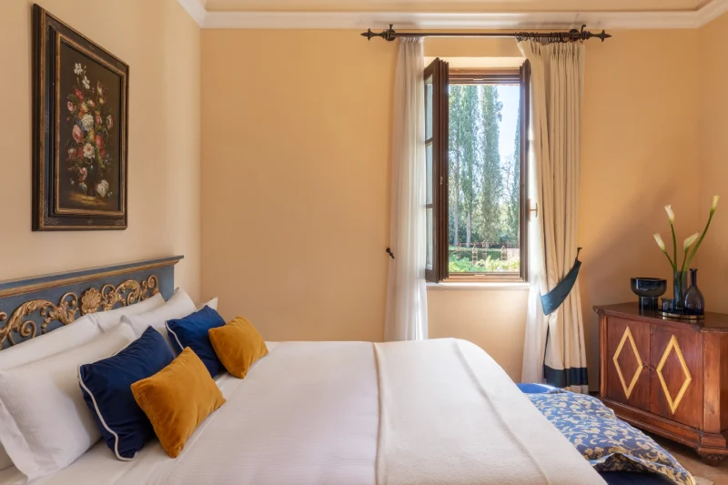 Deluxe room with spacious double bed, scenic window and relaxing ambiance in the Tuscan countryside - La Collegiata, BZAR hotels in Tuscany