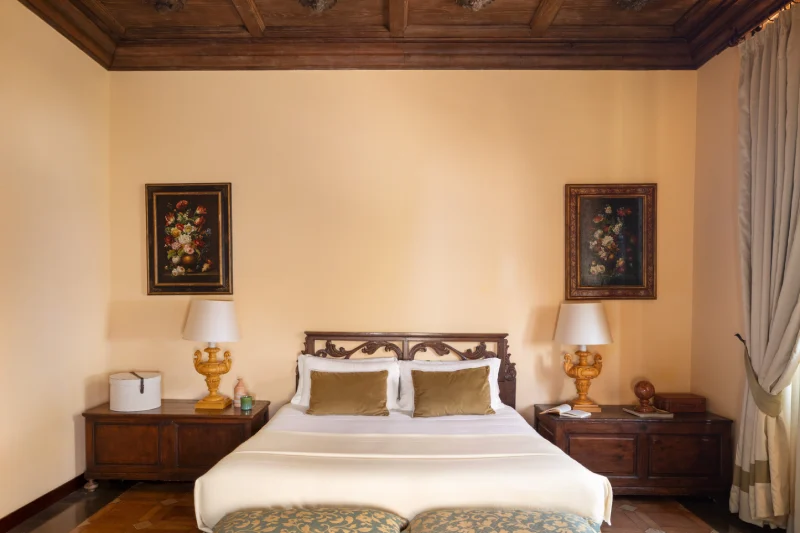 Junior Suite with double bed, classic furnishings and carved wooden ceiling in the heart of Tuscany - La Collegiata, BZAR hotels in Tuscany