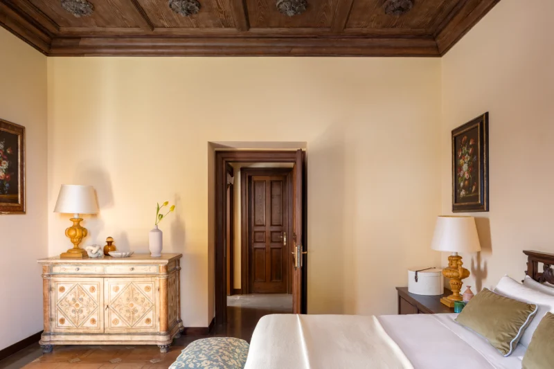 Elegant Junior Suite with double bed, decorated cabinet and period details in authentic Tuscan style - La Collegiata, BZAR hotels in Tuscany