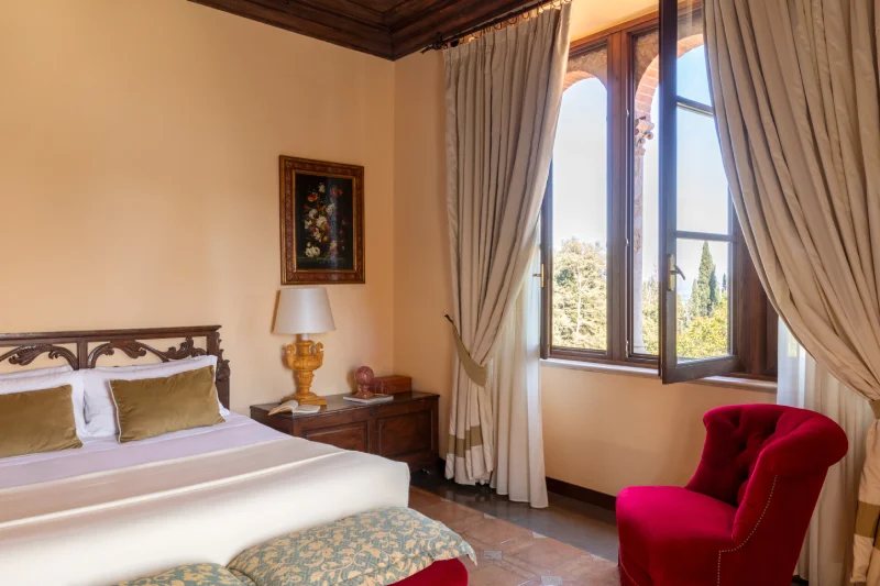 Junior Suite with double bed, red armchair and views over the Tuscan countryside near San Gimignano - La Collegiata, BZAR hotels in Tuscany