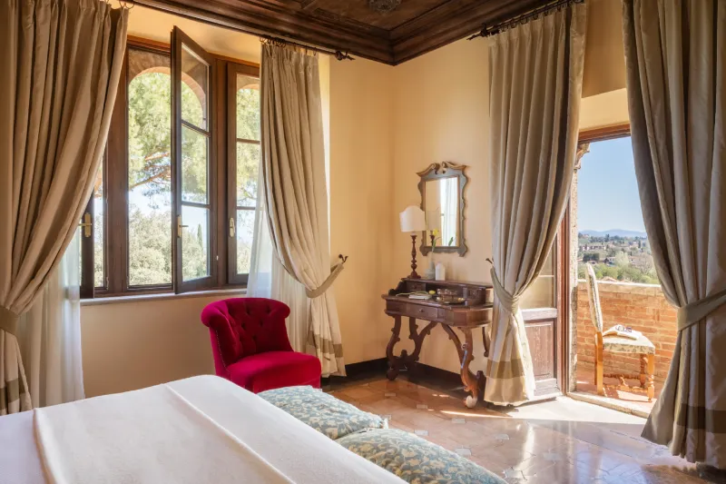 Junior Suite bathroom with classic sink, large mirror and amenities in refined Tuscan hospitality style - La Collegiata, BZAR hotels in Tuscany