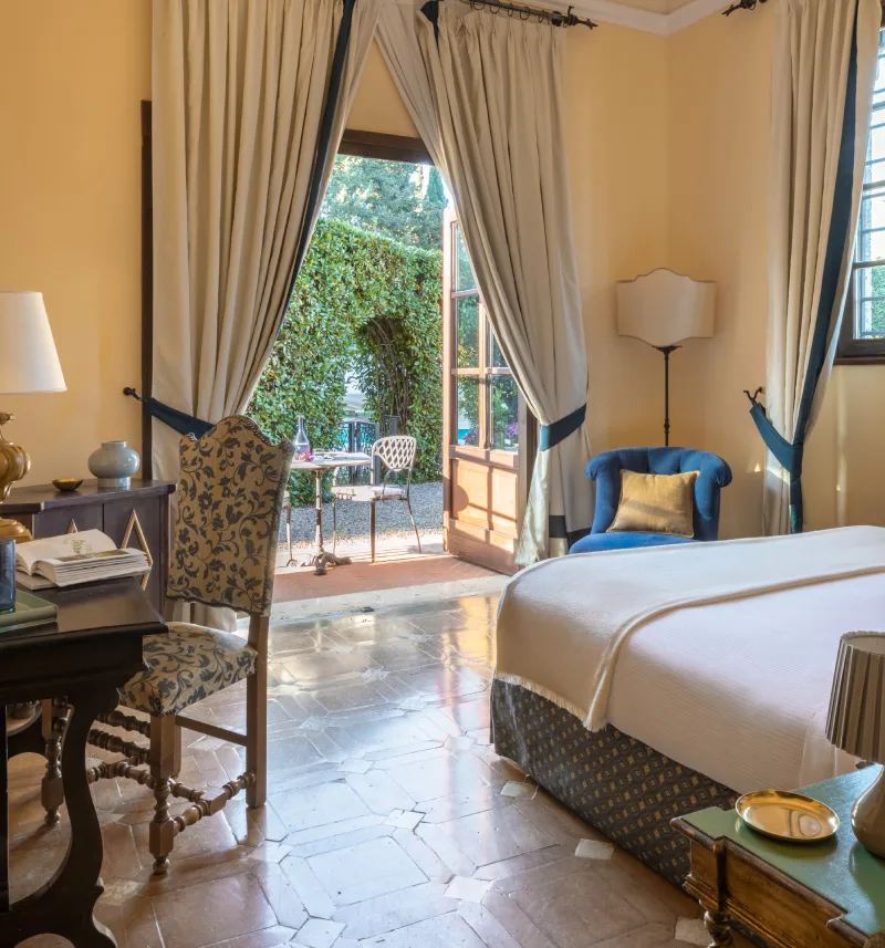 Elegant superior room with double bed, dramatic curtains and private patio access in San Gimignano - La Collegiata, BZAR hotels in Tuscany