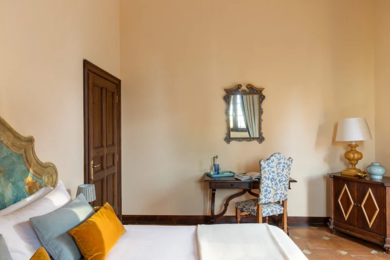Superior room with double bed, classic writing desk and elegant Tuscan-inspired furnishings near San Gimignano - La Collegiata, BZAR hotels in Tuscany