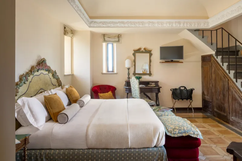 La Torre Master Suite with double bed, internal staircase, writing desk and elegant details in the heart of Tuscany - La Collegiata, BZAR hotels in Tuscany