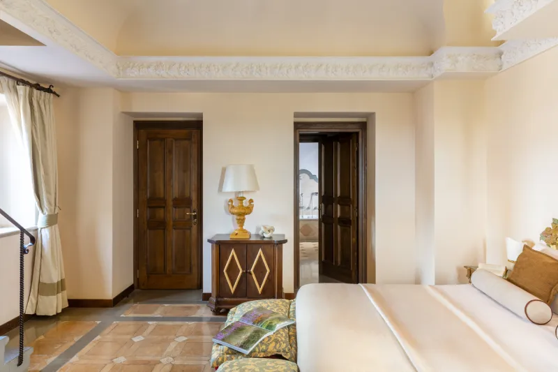 La Torre Master Suite with elegant bedroom, classic furnishings and access to the suite’s exclusive spaces - La Collegiata, BZAR hotels in Tuscany